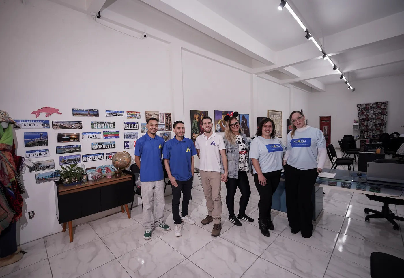 Equipe da CatiAérea reunida na recepção do escritório da Av. Assis Brasil, 1919, em Porto Alegre